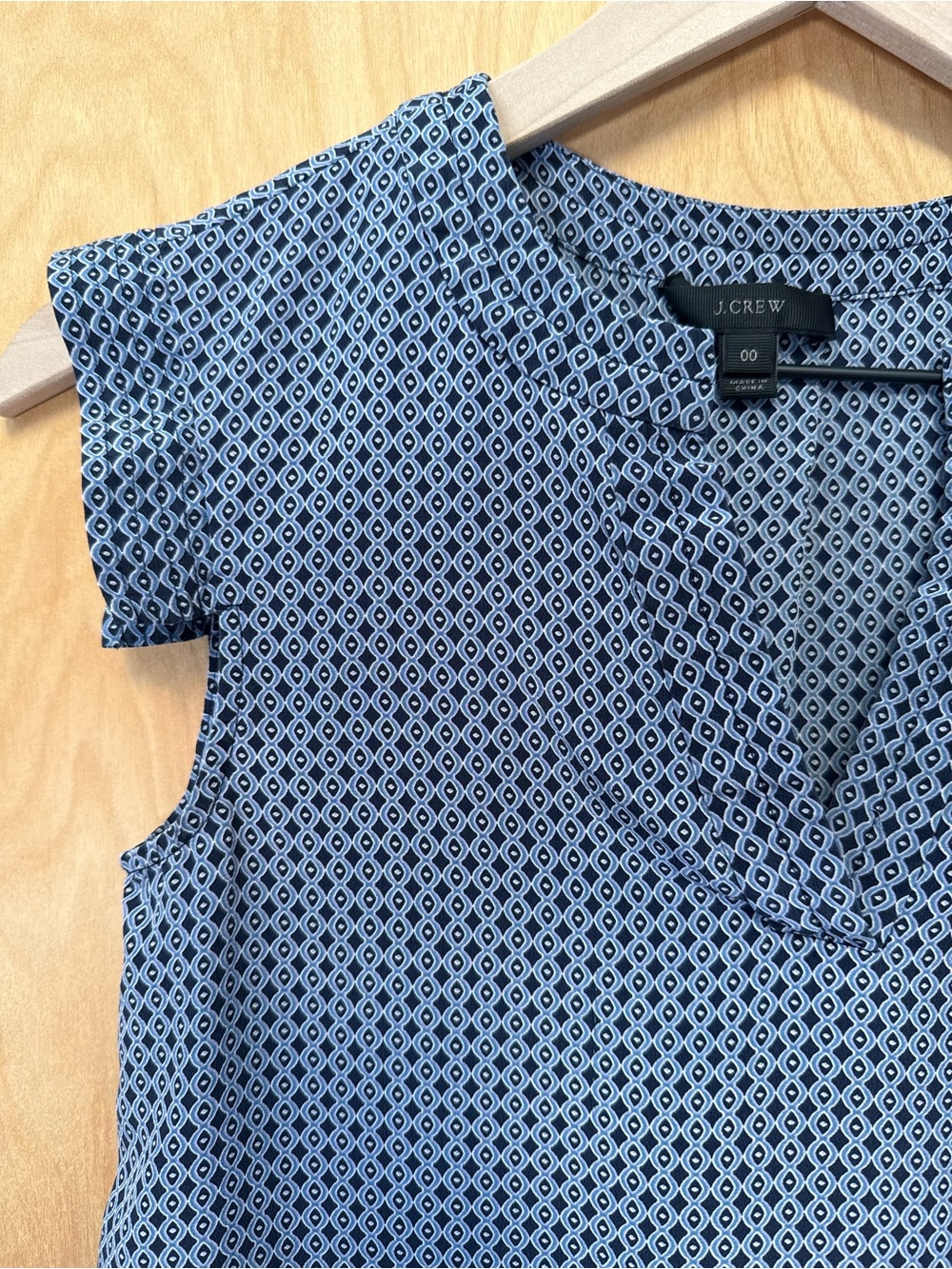 XS J. Crew Blue & White Print Sleeveless Silk Top Printed V-Neck Shell Navy